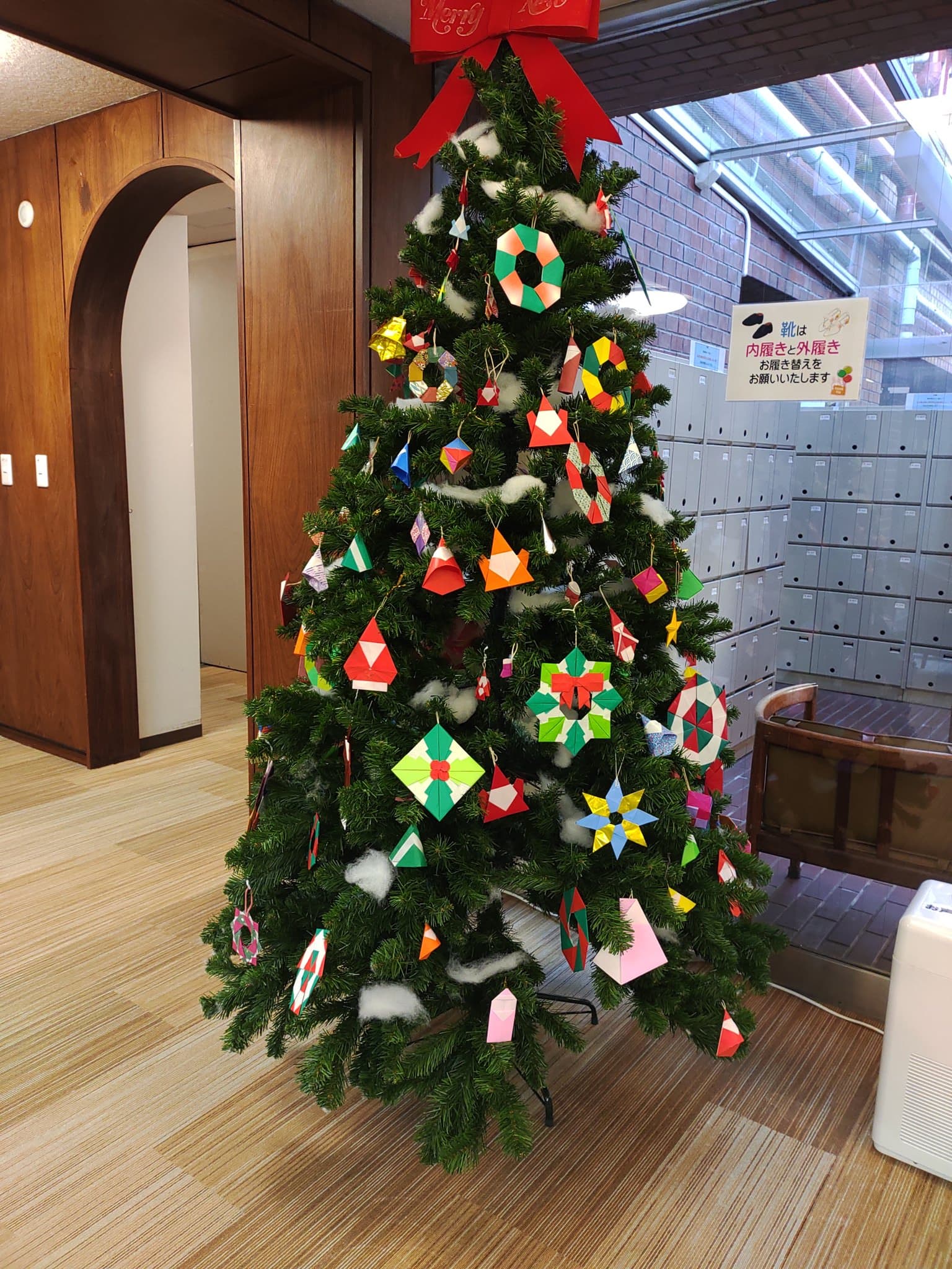 クリスマスツリーの飾りつけ