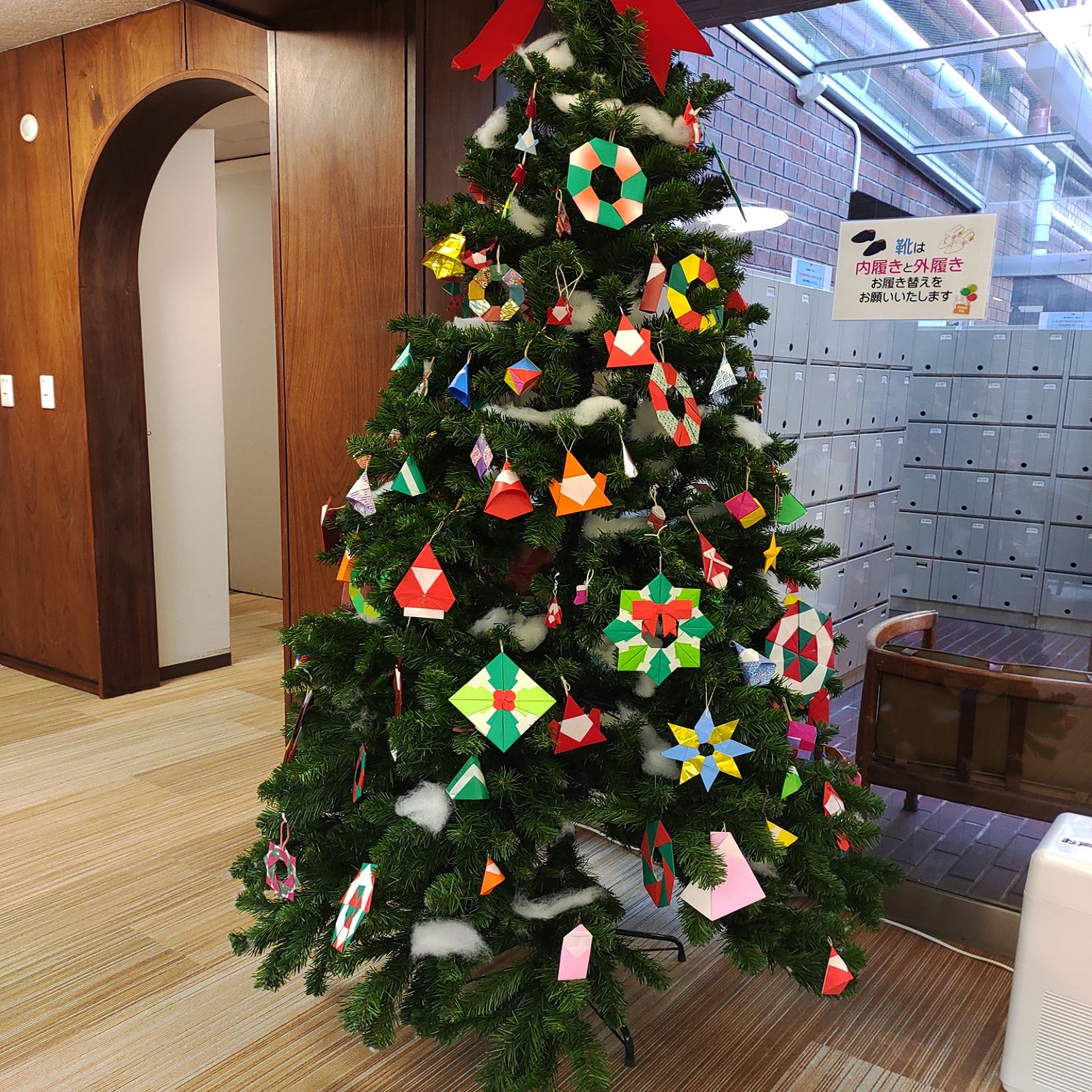 クリスマスツリーの飾りつけ