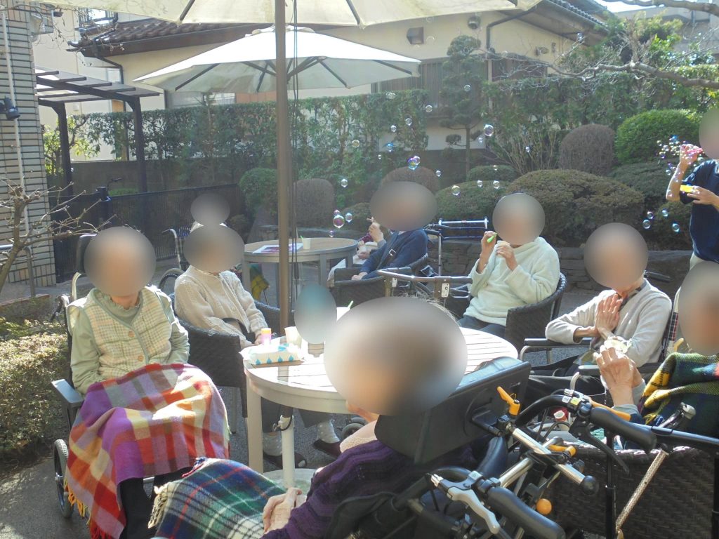 中庭でシャボン玉！２