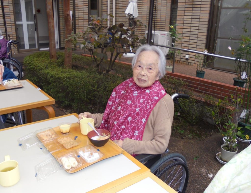 中庭でランチ１