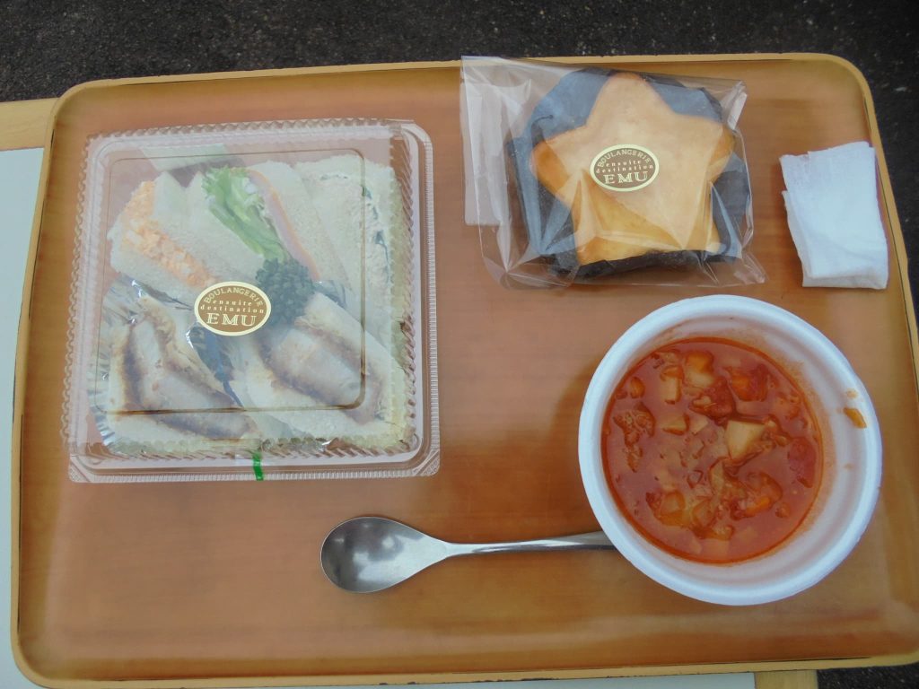 中庭でランチ３