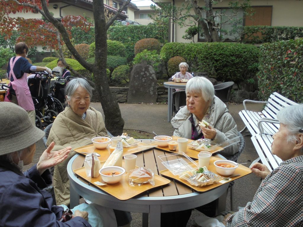 中庭でランチ４