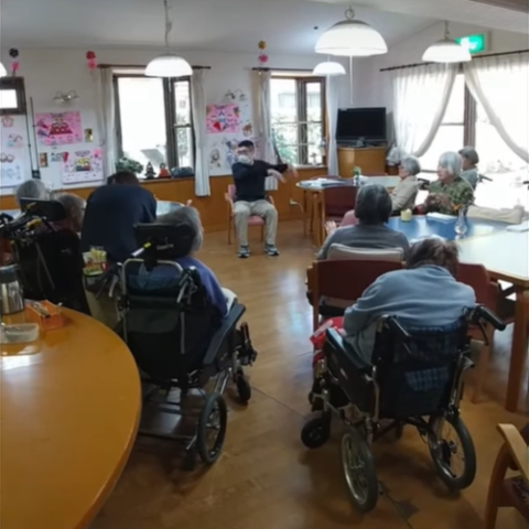 お昼ご飯の前に、パーク体操♪