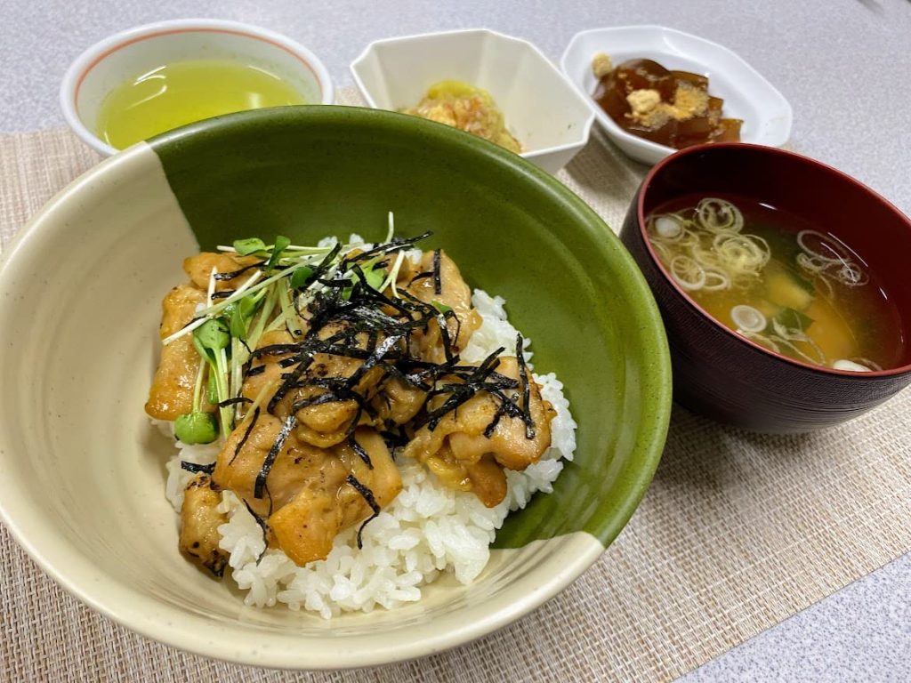 本日のランチ＿焼き鶏丼
