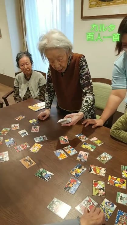 百人一首をする入居者様１