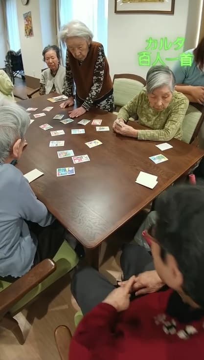 百人一首をする入居者様２